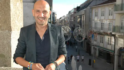 El alcalde de O Porriño, Alejandro Lorenzo, posa para este reportaje. Con casi cuatro años al frente del Concello, el regidor aspira a ser recordado como "una persona trabajadora" y valora la felicidad por encima de la política.