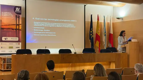 Conferencia de la doctora Elena Postigo.