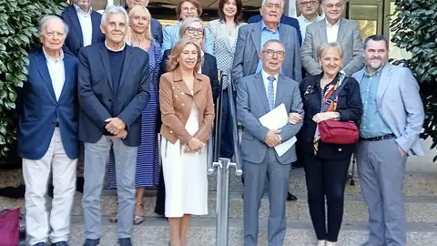 La nueva Junta Directiva y el Consejo Asesor de la Asociación de Periodistas de Galicia (APG) para el período 2025, encabezados por la reelegida presidenta María Méndez González (centro). El equipo asume el reto de impulsar la profesión ante los nuevos desafíos como la IA y la defensa de la libertad de expresión.