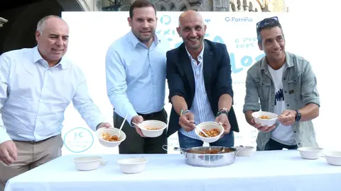 O alcalde do Porriño, Alejandro Lorenzo, xunto ao chef Estrela Michelin Yayo Daporta, durante a presentación da XXXII Festa dos Callos. Daporta desvelou unha receita exclusiva que fusiona tradición e innovación, adiantando a gran festa gastronómica do domingo.