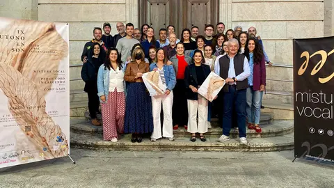 Membros de Mistura Vocal e autoridades municipais de Ponteareas presentan a IX edición do festival coral "Outono en Son", que encherá de música o Auditorio Reveriano Soutullo o vindeiro 4 de outubro.