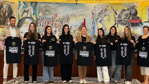 Recibimento oficial no Concello á expedición do CPA Condado, Campión da Copa do Mundo Grupo Show celebrada en Italia. A Alcaldesa e o Concelleiro de Deportes renderon honores a estas campioas pola súa traxectoria de éxitos e esforzo.