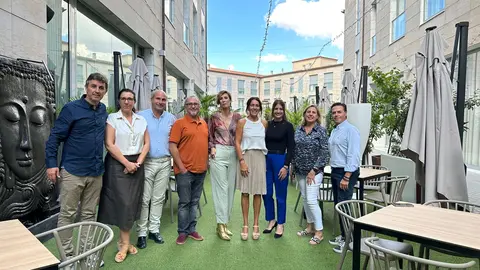 La familia propietaria del Hotel Costa Vella de Santiago de Compostela, premiada con el galardón 'Gente Viajera a toda una vida' de Onda Cero por su aportación a la difusión turística de Galicia.