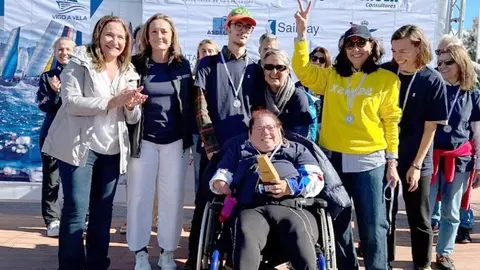 Momentazo de la entrega de premios de la edición anterior de la Regata Inclusiva "Vigo a Vela". Más de 60 participantes de 11 entidades diferentes celebraron un exitoso recorrido de 15 millas a bordo de los barcos de Vela Crucero. ¡El espíritu de superación navegó con fuerza en Vigo!