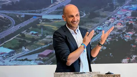 El alcalde, Alejandro Lorenzo, celebra el logro histórico de los 6,5 millones de euros de fondos FEDER. Un paso clave para transformar O Porriño hacia un modelo de villa más sostenible y cohesionada.