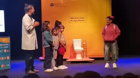 Aprendendo sobre a água enquanto nos divertimos!  Uma cena da peça "Não deites tudo por água abaixo" que ensinou os mais novos em Esposende sobre a preservação hídrica.