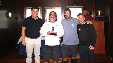 :  Tripulación del "Cactus Digital - Petrilla" con su trofeo que les entregó el Vicepresidente del RCM Aguete, Jose Manuel Torres (a la izquierda).