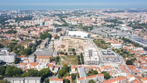 Vista aérea da vibrante cidade do Porto, palco do novo projeto residencial da MOME e Revive no Amial, que promete mais de 400 novos fogos habitacionais.