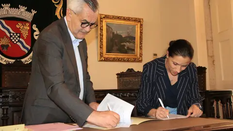 O Presidente da Câmara de Arcos de Valdevez assina o protocolo de apoio financeiro com uma das 67 associações beneficiadas, que receberam um valor global de 380 mil euros para dinamizar a atividade local.
