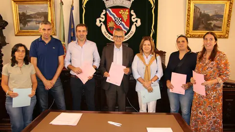 Compromisso com o futuro! Assinatura do protocolo entre a Câmara Municipal de Arcos de Valdevez e a Associação de Pais para a atribuição de auxílios económicos, assegurando igualdade de oportunidades na educação a mais de mil alunos do concelho.