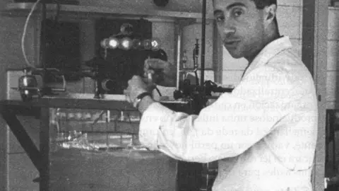 O catedrático Fernando Calvet i Prats (no centro) traballando no seu laboratorio de Química Orgánica da USC en 1930. Con apenas 27 anos, Calvet sentou as bases da investigación química moderna en Galicia tras formarse en Múnic.
