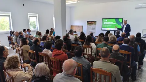 Ganaderos y técnicos del sector de vacuno de carne asisten con atención a la presentación de los resultados del estudio de costes, clave para la viabilidad y futuro de las explotaciones gallegas.