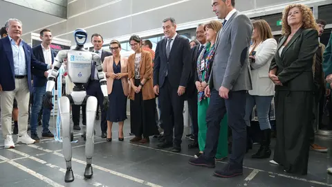 O conselleiro de Educación, o presidente da Deputación e outras autoridades observan unha demostración de robótica no stand da Consellería, destacando o compromiso coa innovación e a formación tecnolóxica da xuventude.