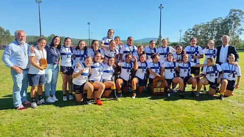 A equipa feminina do Sport/CRAV após a vitória por 34-10 sobre o Sporting CP, que lhes valeu a Supertaça de Rugby Feminino na Bairrada.