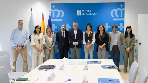 La conselleira de Vivenda e Planificación de Infraestruturas, María M. Allegue, y el conselleiro de Sanidade, Antonio Gómez Caamaño, junto a la delegada territorial en A Coruña, Belén do Campo, el director de la Agencia Gallega de Infraestructuras, Francisco Menéndez, y la directora general de Recursos Económicos del Sergas, Amparo Pousada, participaron en la Comisión de Seguimiento de las obras.