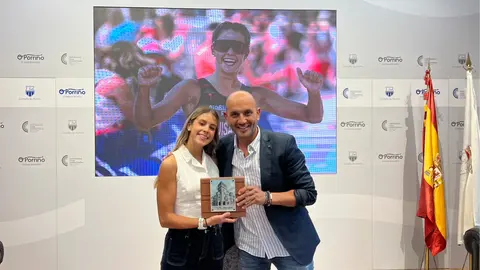 O alcalde do Porriño, Alejandro Lorenzo, xunto á triatleta Carla Guisande, a quen o Concello recoñeceu hoxe publicamente pola súa "tempada excepcional" de éxitos nacionais e galegos.