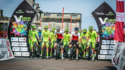 Trabajando juntos para alcanzar la meta. Un equipo comprometido con la excelencia y la estrategia. ¡A por los objetivos de 2026!