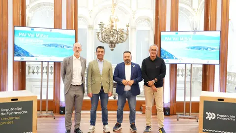 El presidente de la Diputación de Pontevedra, Luis López, junto a los alcaldes de Baiona, Nigrán y Gondomar, en la presentación del éxito del PAI Val Miñor. Un triunfo de la lealtad y la colaboración institucional que trae 4,4 millones de fondos europeos a la comarca.