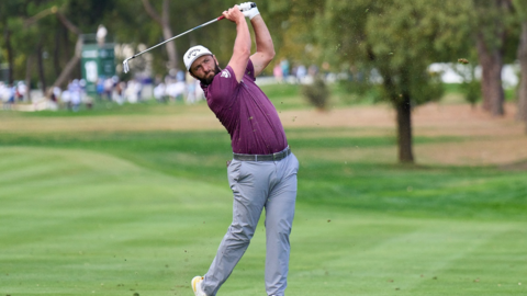 ¡El rugido de Jon Rahm! El golfista vasco enardeció a la afición en el hoyo 18 tras firmar un espectacular 66 golpes en la segunda ronda del Open de España. Rahm vuelve a la carga, a solo 5 golpes del liderato.