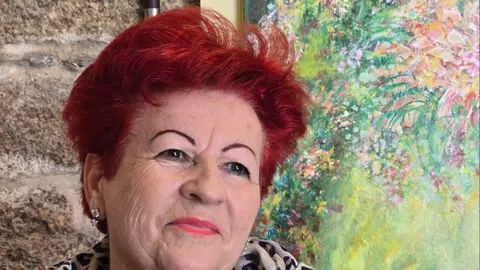 La artista gallega Marisa Miguélez, conocida por su inconfundible pintura figurativa con "pátina dorada" y paisajes influenciados por su larga trayectoria de emigración en Europa.