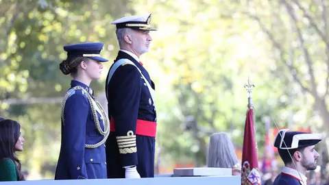 Su Majestad el Rey y Su Alteza Real la Princesa de Asturias en un momento del desfile. © CASA DE S.M. EL REY.