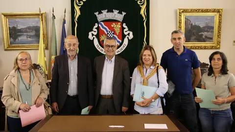El alcalde de Arcos de Valdevez, ladeado polos representantes da Cooperativa Agrícola, o Agrupamento de Escolas, a Asociación de Pais e Rescater Prestación de Servizos, durante a sinatura do protocolo que garante o fornecemento de produtos locais aos refeitórios escolares.