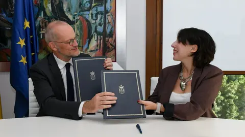 La conselleira de Economía e Industria, María Jesús Lorenzana, firmó hoy una memoria de cooperación con el director ejecutivo de la Empresa Común Sesar JU, Andreas*Boschen.