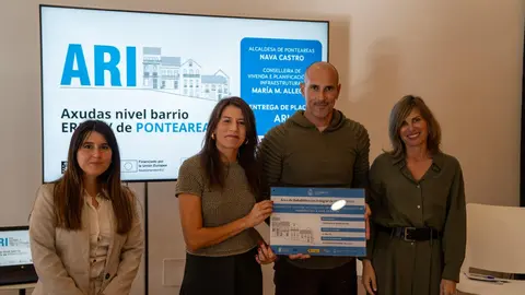 La conselleira de Vivenda e Planificación de Infraestruturas participó hoy en el acto de entrega de las placas identificadoras en estas viviendas en el ayuntamiento pontevedrés.