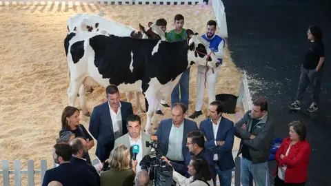 El presidente de la Diputación de Pontevedra, Luis López, visita el rodaje de "O pesadelo das Vacas" en Lalín, destacando la promoción del interior de la provincia a través del cine.
