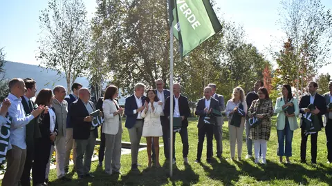 El presidente de la Xunta, Alfonso Rueda, junto a la conselleira Ángeles Vázquez, en la entrega de las Bandeiras Verdes de Galicia, que este año alcanzaron una cifra récord de 33 ayuntamientos premiados.