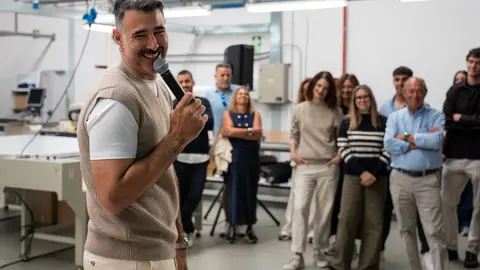 El actor y humorista David Amor, anfitrión del evento de ETIEM en A Coruña, luciendo una de las prendas de la firma, que combina elegancia con comodidad.