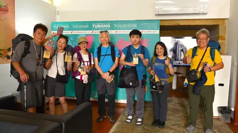 Peregrinos recebem as tradicionais "Biscoitas Milhas" e uma pulseira especial na Loja de Turismo de Valença, um acolhimento da cidade no Dia Nacional do Peregrino (13 de outubro).