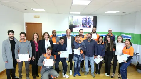 O alcalde do Porriño, Alejandro Lorenzo, xunto aos 16 mozos e mozas que finalizaron con éxito o programa de emprego "O Noso Encontro co Emprego", que combina formación e mellora de infraestruturas municipais.