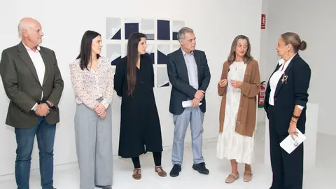 Primera Teniente de Alcalde, Carmela Silva, la vicerrectora de extensión universitaria, Susana Reboreda, la comisaria de la muestra, Basilisa Fiestras, y el director artístico de la Fundación Laxeiro, Javier Pérez Buján, durante la presentación de la exposición Interacciones. Espacio Cuerpo y Objeto.
