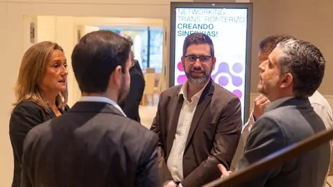Pablo Fernández, secretario general de Empleo y Relaciones Laborales, y Marta Marino, directora general de Trabajo Autónomo y Economía Social, en la jornada "Networking Transfronterizo" en Vigo.