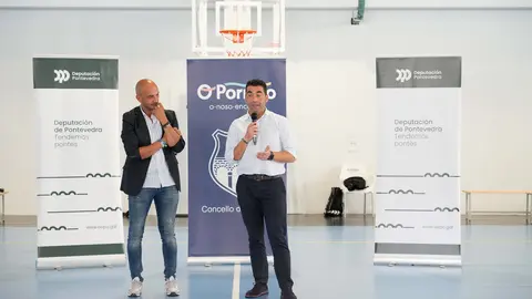 El presidente de la Deputación de Pontevedra, Luis López, junto al alcalde de O Porriño, Alejandro Lorenzo, durante la visita al renovado pabellón del CEIP Fernández López.