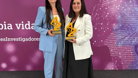 Las doctoras Sara Pischedda (izquierda) y Laura Muinelo Romay, investigadoras del IDIS de Santiago, galardonadas con el IX Premio Jóvenes Investigadores de la Fundación AstraZeneca en las categorías de Infecciosas y Oncología, respectivamente.