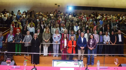 El presidente de la Xunta, Alfonso Rueda, junto a la vicepresidenta del Parlamento Gallego, Elena Candia, y la presidenta nacional de AFAMMER, Carmen Quintanilla, durante la clausura de la jornada sobre el compromiso y el liderazgo de las mujeres rurales en Santiago.