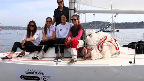 El equipo del Náutico coruñés con la medalla de oro olímpica Sofía Toro al frente (Foto Moebius)