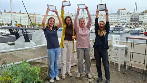 La tripulación del NJ, con Iker Almandoz a la caña (CN Hondarribia), celebra su victoria tras alzarse con el Campeonato de España de Cruceros - Trofeo Loterías con el Deporte en Baiona.