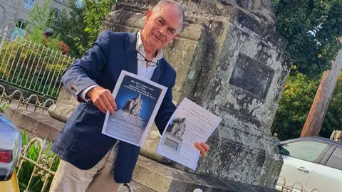 Maximino Fdez. Sendín, escritor y propietario del museo etnográfico Casa da Cruz, impulsor el homenaje.