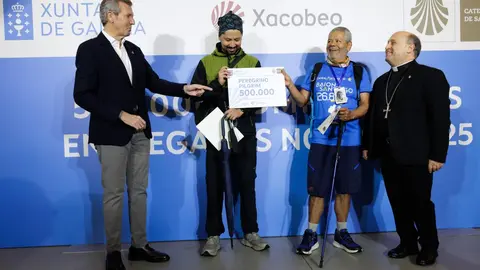 El presidente de la Xunta y el arzobispo de Santiago reciben al padre y al hijo de Colombia, peregrinos $500.000$ de este Xacobeo.