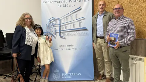 María Rosa Arija, nieta del compositor Reveriano Soutullo, durante su charla en el Conservatorio Municipal de Ponteareas, en la que ofreció al alumnado un recorrido por la vida y la obra del maestro.
