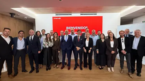 El equipo comercial de Externa, junto a su CEO, Pastor López Docampo, y el director general, Fernando Berdugo, durante la convención celebrada en el Club Empresarial Nordés de A Coruña.