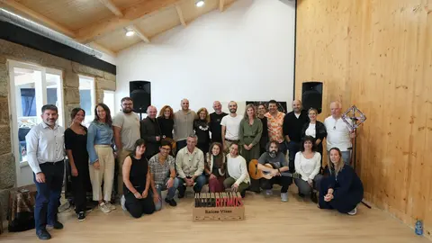 Residentes e autoridades durante o acto de clausura da residencia artística Interritmos: Raíces Vivas, celebrada en Ponteareas.