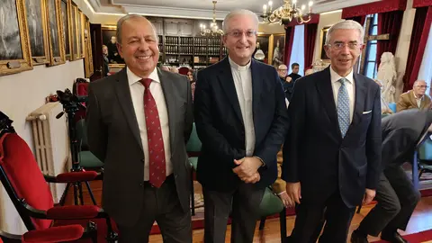 El director de la Fundación Catedral de Santiago, Daniel Lorenzo Santos, junto al ecónomo de la Archidiócesis, Fernando Barros Fornos, y el presidente de la RSEAPS, Francisco Loimil Garrido, durante la mesa de debate.