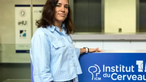La investigadora sevillana Jara Cárcel Márquez, durante su trabajo en el Paris Brain Institute, donde estudia los factores genéticos que predisponen al ictus.