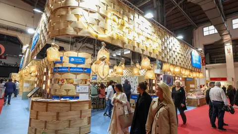 Zona expositiva del pabellón de Galicia en el Gastronomic Forum Barcelona, donde doce empresas muestran la calidad y diversidad de los productos gallegos.