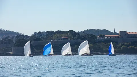 La Virgen de la Roca y el Parador de Baiona, telón de fondo de la competición -  YANKA SOTO.