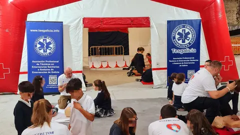 Alumnado dos colexios de Ponteareas practica manobras básicas de reanimación cardiopulmonar sobre maniquíes durante a xornada “As túas mans salvan vidas”.